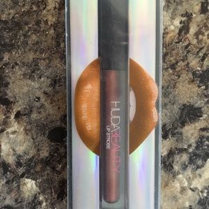 HUDABEAUTY Lip strobe in “foxy”